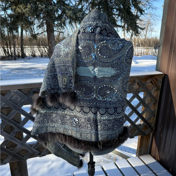 Elegant Blue Paisley Shawl with Fur Trim - Picture 12 of 12